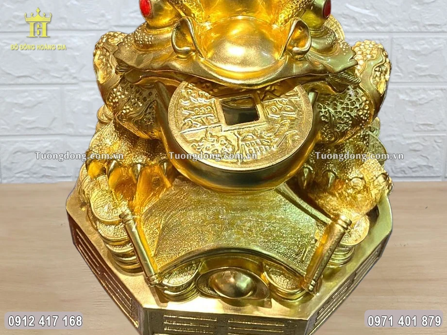 Thiềm Thừ ngồi trên những đồng tiền được xếp trồng lên nhau